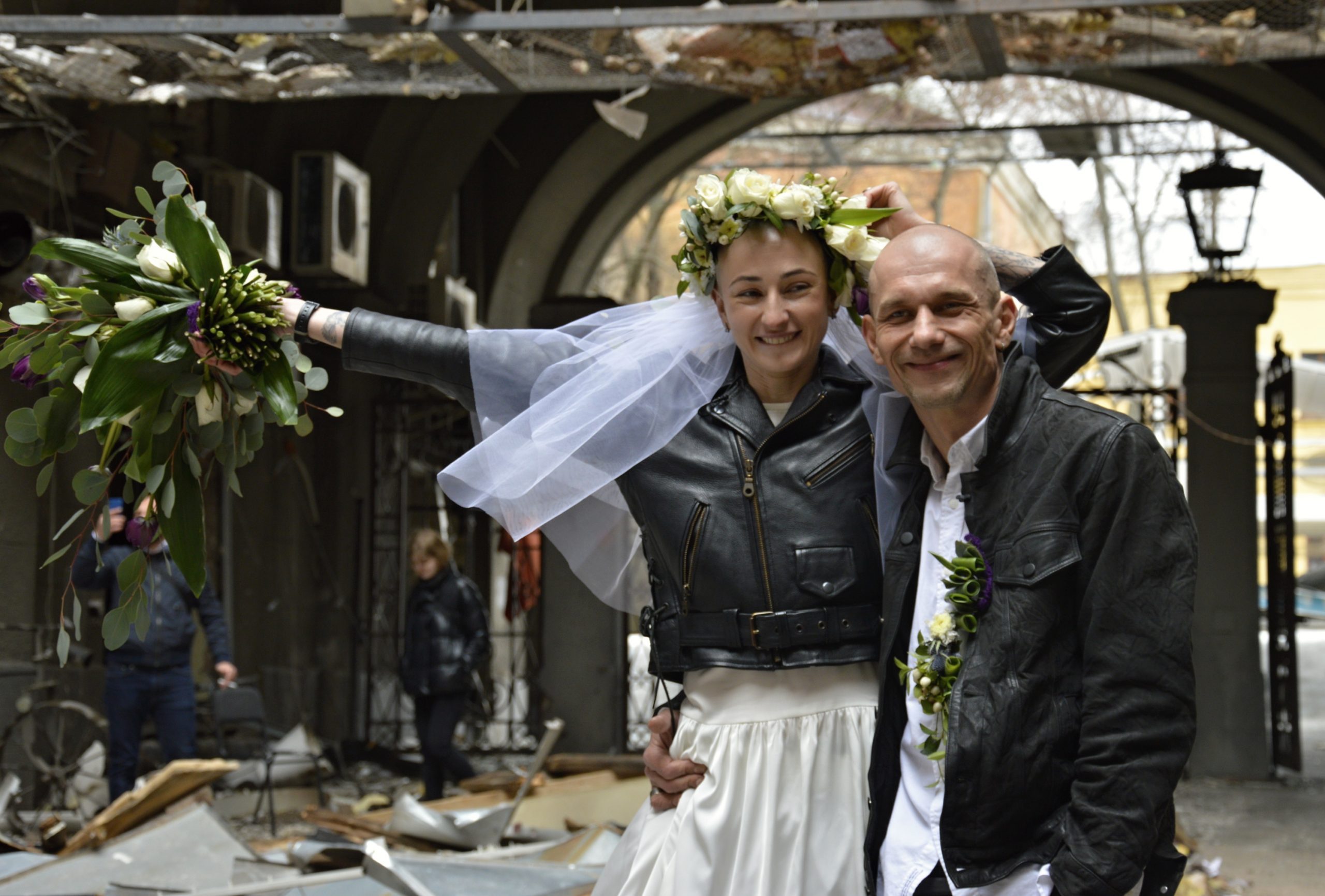 «Любов переможе»: Волонтери зіграли весілля серед зруйнованих харківських вулиць